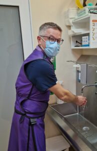 specjalista kardiolog myjący dłonie przed zabiegiem