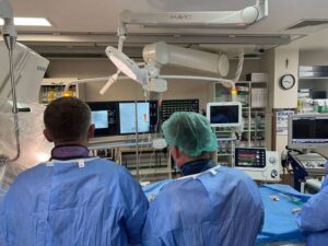 specjalista kardiolog podczas zabiegu